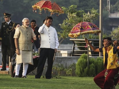 Narendra Modi, junto a Xi Jinping, que sujeta una sombrilla, el mi&eacute;rcoles en su visita a India