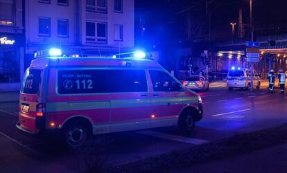 Una ambulancia pasa frente a la estación principal de ferrocarril de Dusseldorf (Alemania).