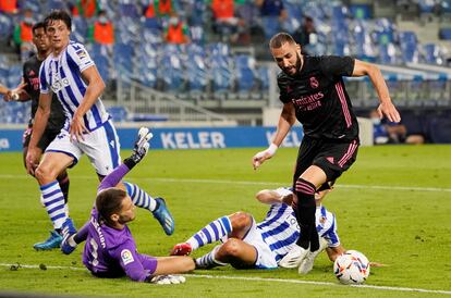 Benzema, en una oportunidad ante Remiro el pasado domingo.