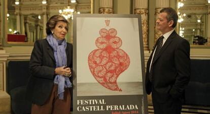 Carmen Mateu y el director del festival, Oriol Aguilà, posan junto al cartel de este año.