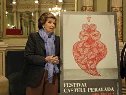 Carmen Mateu y el director del festival, Oriol Aguil&agrave;, posan junto al cartel de este a&ntilde;o.