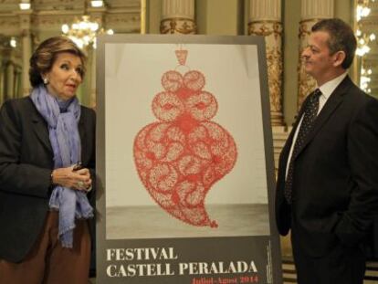 Carmen Mateu y el director del festival, Oriol Aguil&agrave;, posan junto al cartel de este a&ntilde;o.