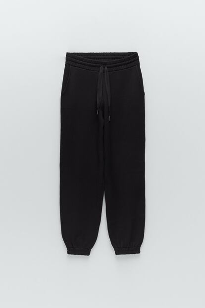 Este pantalón de cintura y bajos elásticos de Zara es uno de los más versátiles. Con unos calcetines gordos de lana y una sudadera, será tu mejor aliado en casa. Ponle unos zapatos de vestir y una camisa blanca y tienes un look minimalista de diez. Tiene un precio de 25,95 euros.