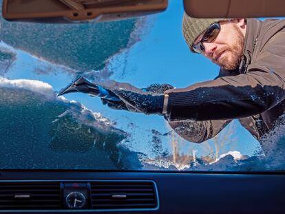 En invierno es habitual tener que quitar la escarcha del coche antes de iniciar un viaje con una rasqueta. GETTY IMAGES.