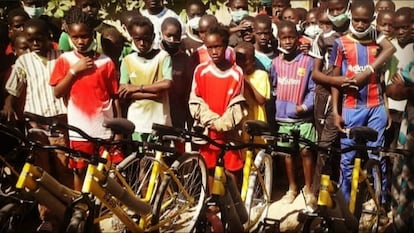 Un grupo de alumnos ante las 'baobikes' del proyecto.
