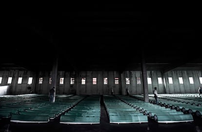 Fotografía seleccionada para la exposición por los Premios Luis Valtueña. En la imagen, féretros de la matanza de Srebrenica antes de recibir sepultura el pasado verano.