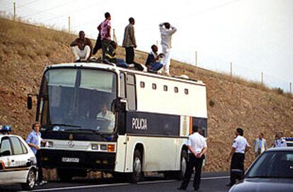 Inmigrantes nigerianos amotinados para impedir su expulsión desde Murcia, en junio de 2001.