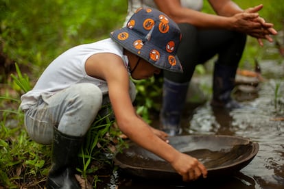 Los más chicos se entrenan en la elegancia de los movimientos concéntricos para cuando llegue el momento de batear. Ellos, sin saberlo, demuestran que la minería no solo es una forma de autodeterminación, sino una clara manera de transmisión de identidad afro.