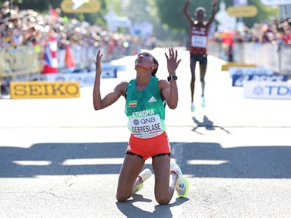 La etíope Gotytom Gebreslase celebra su victoria en el maratón del Mundial, con Korir al fondo.