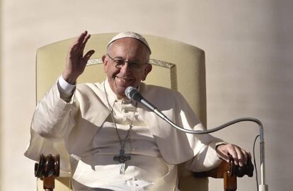 El papa Francesc es dirigeix a la multitud congregada a la plaça de Sant Pere del Vaticà, dimecres passat.