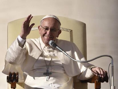 El papa Francesc es dirigeix a la multitud congregada a la plaça de Sant Pere del Vaticà, dimecres passat.