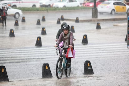 Duas pessoas andam de bicicleta na Cidade do México.