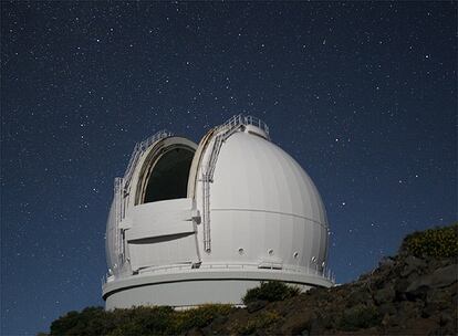 El telescopio William Herschel durante una observación. Situado en el Observatorio del Roque de los Muchachos, en la isla de La Palma, reúne una excelente óptica y una avanzada instrumentación, que junto a la soberbia calidad del cielo de La Palma lo han convertido en uno de los telescopios ópticos científicamente más productivos de su clase en el mundo.