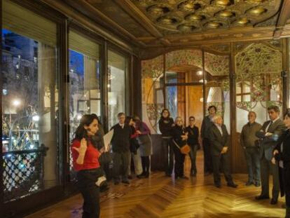 Un grupo de personas visita la Casa Lle&oacute; i Morera ayer, cuatro d&iacute;as antes de su apertura definitiva al p&uacute;blico, el pr&oacute;ximo lunes.