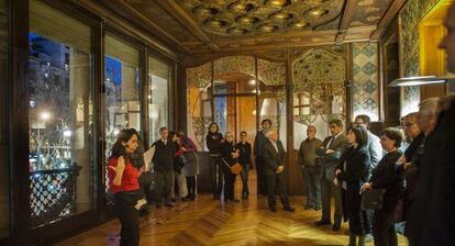 Un grupo de personas visita la Casa Lleó i Morera ayer, cuatro días antes de su apertura definitiva al público, el próximo lunes.