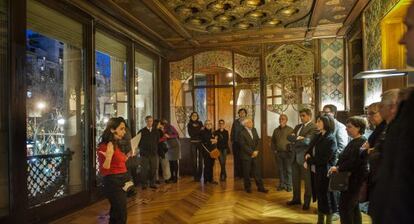 Un grupo de personas visita la Casa Lle&oacute; i Morera ayer, cuatro d&iacute;as antes de su apertura definitiva al p&uacute;blico, el pr&oacute;ximo lunes.