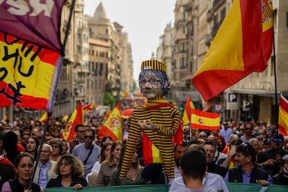 Manifestantes portaban una figura del expresidente de Cataluña Carles Puigdemont durante la concentración en  Barcelona.
