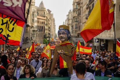 Manifestantes portaban una figura del expresidente de Cataluña Carles Puigdemont durante la concentración en  Barcelona.