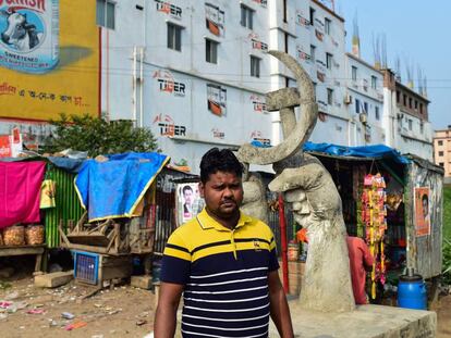 Mohammad Ibrahim, líder sindical del textil en Bangladesh, en el lugar donde se alzaba el complejo del Rana Plaza en la capital, Dacca. 