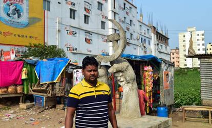 Mohammad Ibrahim, líder sindical del textil en Bangladesh, en el lugar donde se alzaba el complejo del Rana Plaza en la capital, Dacca. 
