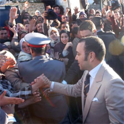 Mohamed VI saluda a las personas congregadas a la salida del hospital de Alhucemas, donde ha visitado a los heridos.