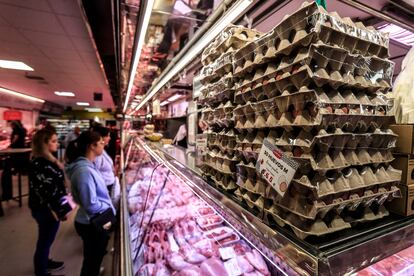 Clientes esperan su turno en una pollería del mercado de Ventas (Madrid), este viernes.