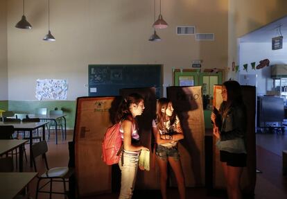 Las tres niñas protagonistas de la obra ensayan en un aula del colegio. La iniciativa se enmarca en el proyecto educativo LÓVA (La Ópera, Vehículo de Aprendizaje).