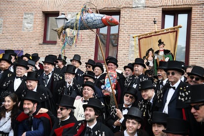 Ambiente durante la despedida de las fiestas de carnaval 2024, en el Patio de Cristales de Casa de la Villa, en Madrid.