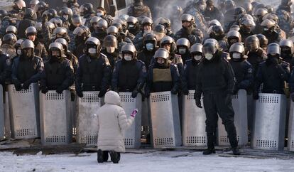 Manifestante arrodillada ante decenas de antidisturbios en el centro de la ciudad de Kiev, Ucrania.