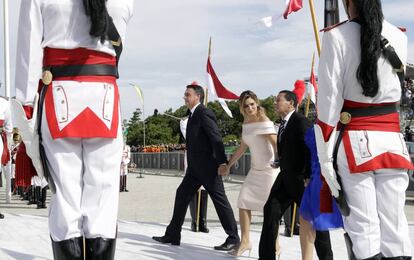 De izquierda a derecha, el nuevo presidente brasileño Jair Bolsonaro, su esposa Michelle, el vicepresidente Hamilton Mourao y su esposa Paula Moura, a su llegada al Palacio de Planalto.