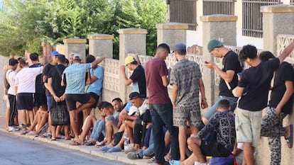 Sanidad convoca a las comunidades autónomas este lunes para enviar vacunas a Ceuta