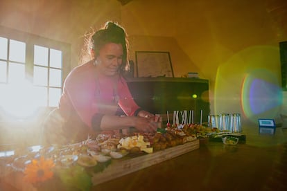 Puracchio da los últimos toques a algunos platillos en su cocina.