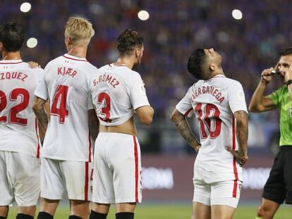 Del Cerro Grande habla con los jugadores del Sevilla.