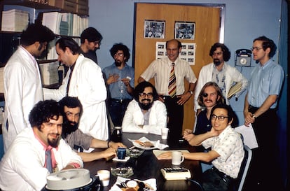 Laboratorium Pedro Cuatrecasasa (w pasiastym krawacie) na Uniwersytecie Johnsa Hopkinsa w Baltimore, w stanie Maryland, około 1974 roku. Peter Agre jest blondynem z wąsami, żartującym z opaską na oku.