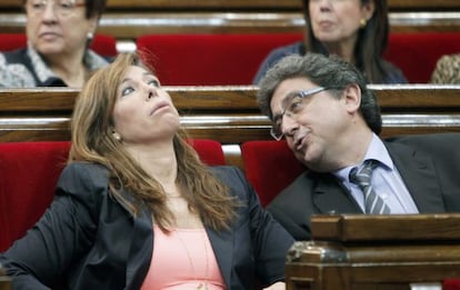La presidenta del PPC, Alicia Sánchez-Camacho, y el portavoz del PPC en el Parlament, Enric Millo, durante la sesión de control al Govern en el Parlament.