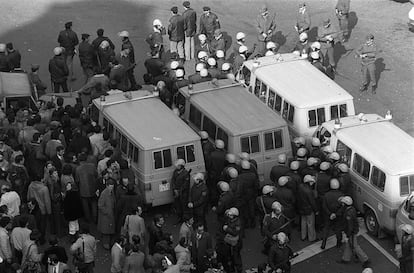 Tanquetas de la policía en el exterior del Congreso de los Diputados en Madrid el 23 de febrero de 1981. 