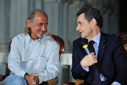 Nicolas Sarkozy con Pierre Camatte en Malí, tras la liberación de este último por Al Qaeda.