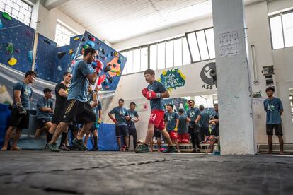 Una clase de boxeo en el gimnasio de Yoga y Deporte con Refugiados cerca de Mitilene, en la isla de Lesbos.