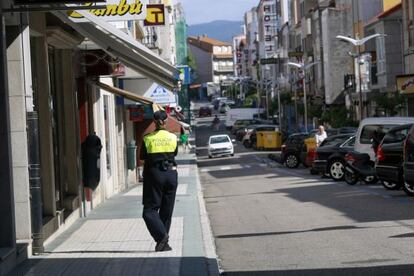 Agente de la policía local por las calles de O Grove.
