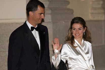 La princesa Letizia, durante su primera aparición pública tras anunciar su segundo embarazo. Doña Letizia ha acudido junto a su esposo don Felipe a la recepción en honor de los Reyes ofrecida en el palacio de El Pardo por el presidente de Portugal, Aníbal Cavaco Silva, y su mujer, que se encuentran de visita en España.