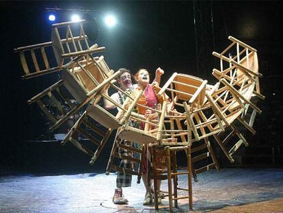 El payaso Tortell Poltrona (a la izquierda), durante una actuación de su circo Circ Cric.