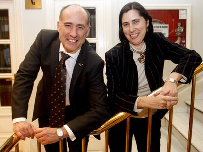 Iñaki Goirizelaia y Marisol Esteban posan antes del inicio del debate en el hotel de Bilbao en que se celebró.