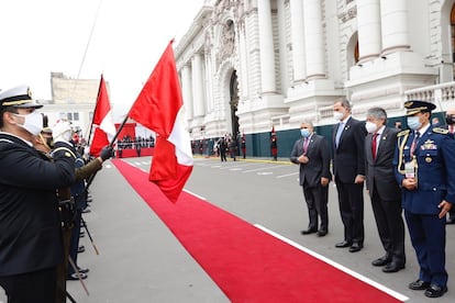 El rey Felipe VI junto al presidente de Colombia, Iván Duque, este miércoles en Lima.