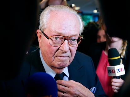 Nanterre (France).- (FILE) - El expresidente del Frente Nacional (FN) Jean-Marie Le Pen (C) habla con los periodistas después de que el ultraderechista Frente Nacional sea el más votado en las elecciones francesas al Parlamento Europeo, en Nanterre, cerca de París, Francia.