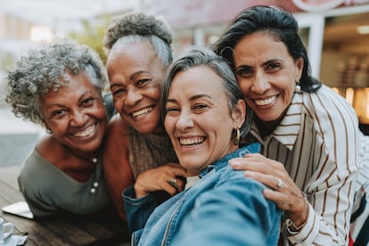 Un grupo de mujeres posa para la cámara