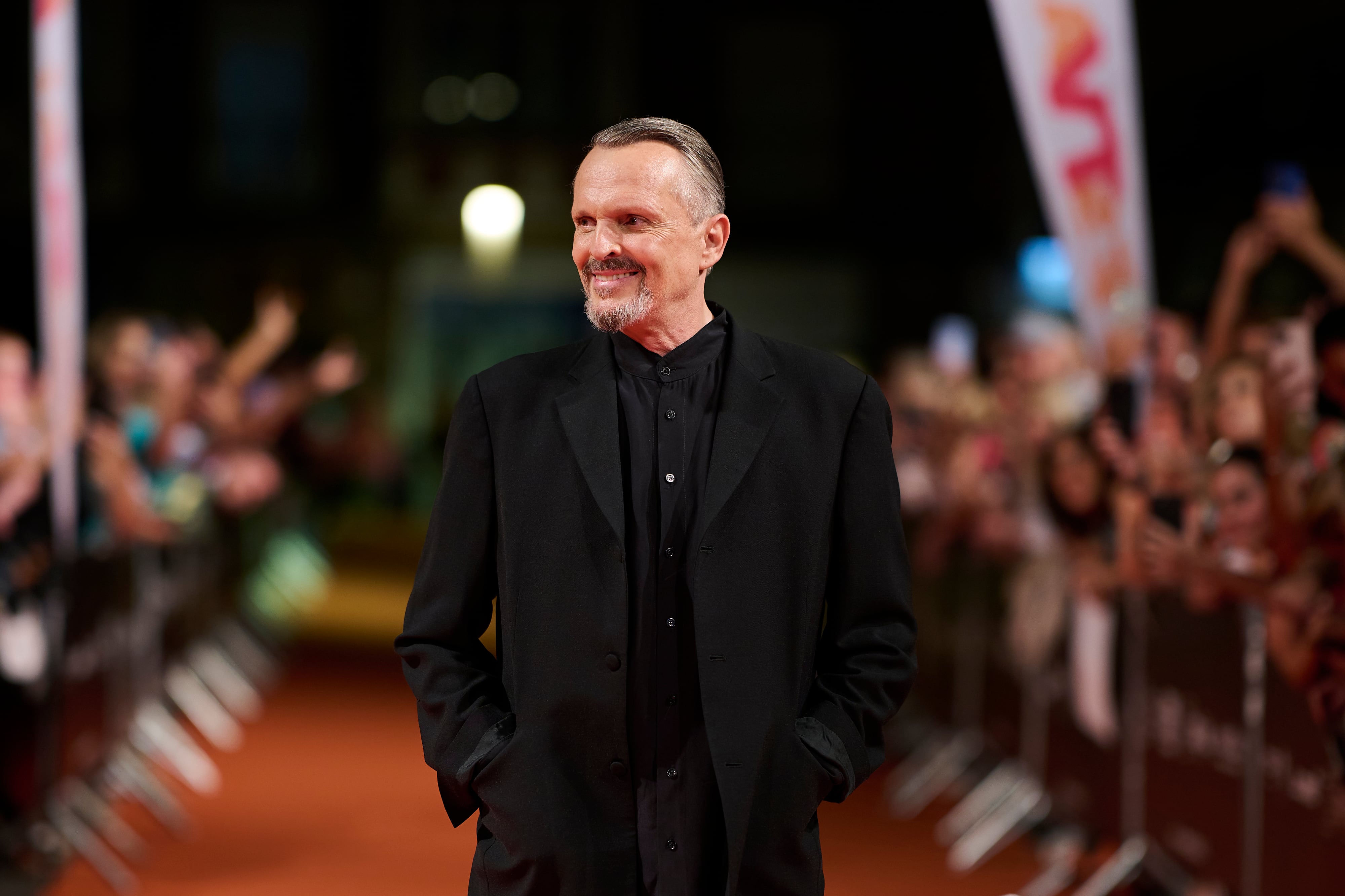 Miguel Bosé reacciona al viral del exfutbolista chileno Mauricio Pinilla cantando ‘Si tú no vuelves’