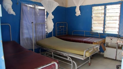 Camas en el centro de salud de Illiasa, centro de nivel secundario en la región norte del país. El sistema de salud público de Gambia cuenta con tres niveles sanitarios.