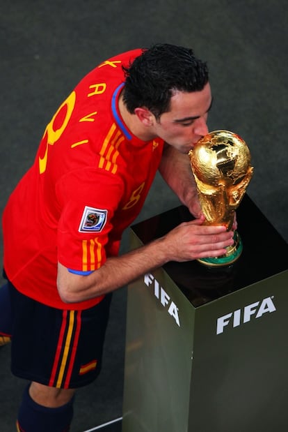 En Sudáfrica, España conquistó por primera vez el Mundial, tras doblegar a Holanda en la final con un postrero gol de Andrés Iniesta. Tras ganarse el derecho a estar con la Copa, Xavi le dedica una caricia como campeón del mundo.