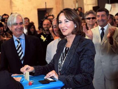 La excandidata presidencial socialista y aspirante a la Asamblea Nacional Segolene Royal vota en La Rochelle, al oeste de Francia.