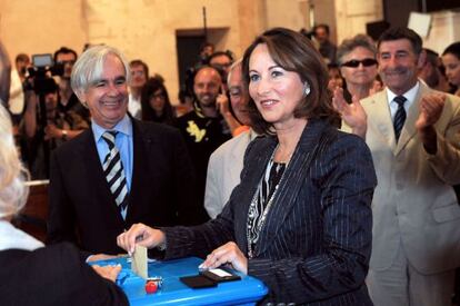 La excandidata presidencial socialista y aspirante a la Asamblea Nacional Segolene Royal vota en La Rochelle, al oeste de Francia.